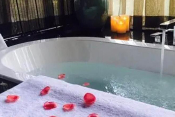 苏州吴江水疗池中的失重冥想：当身体学会漂浮